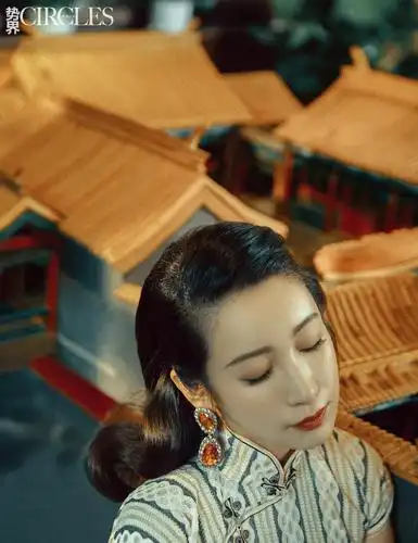 秦海璐登时尚封面,穿旗袍优雅又知性,气质这块拿得死死的!