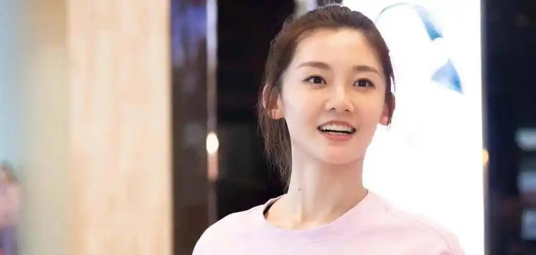 郑恺妻子苗苗发居家vlog,郑恺在地上小酌,其乐融融令人艳羡_baby_节目