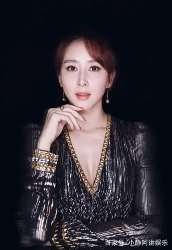 胡静早期写真,一身性感的穿搭,头发湿漉漉的,透露着极致诱惑!