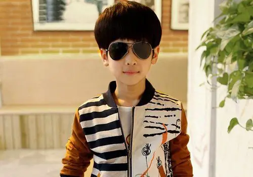 小男孩短发直发发型