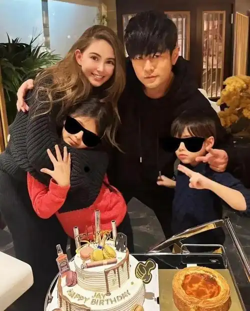 周杰伦三胎女儿近照曝光,昆凌晒幸福瞬间