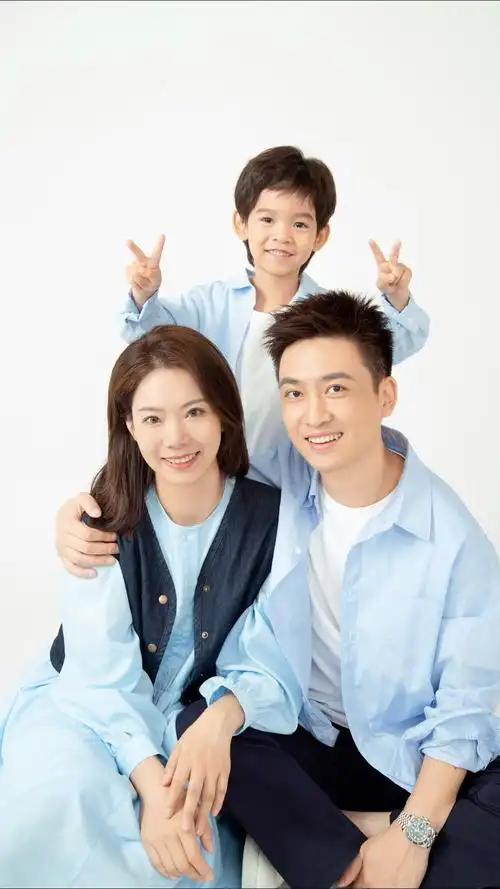 一家三口全家福