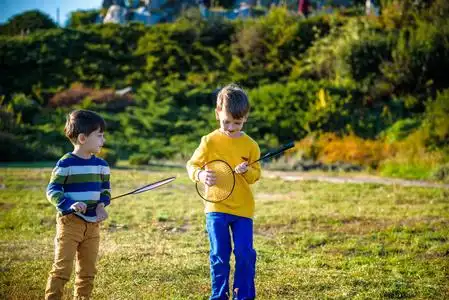 朋友们一起快乐温暖的田野.照片