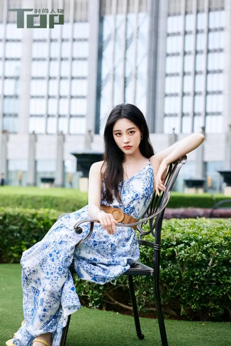 祝绪丹《tops》杂志夏季特辑封面人物,浪漫的法式风情夏日庭院大片.