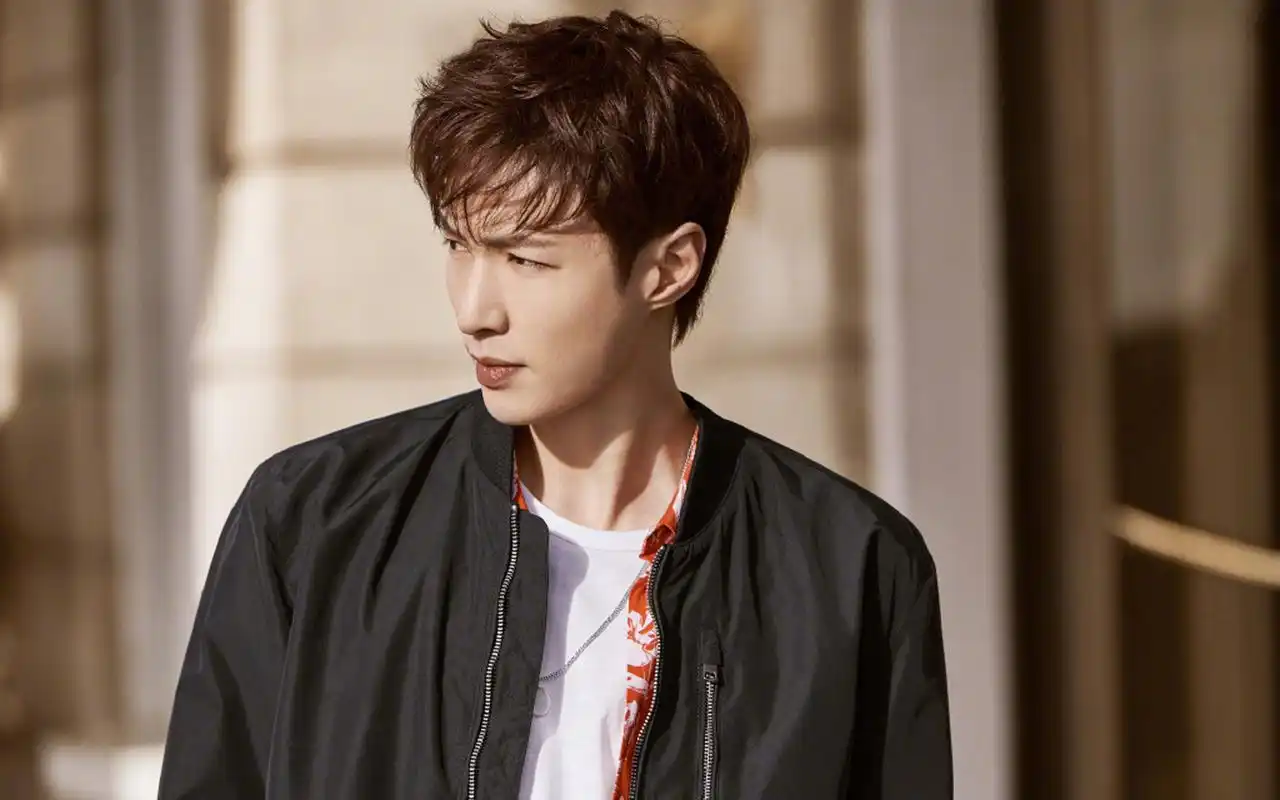 张艺兴帅气有型写真桌面壁纸