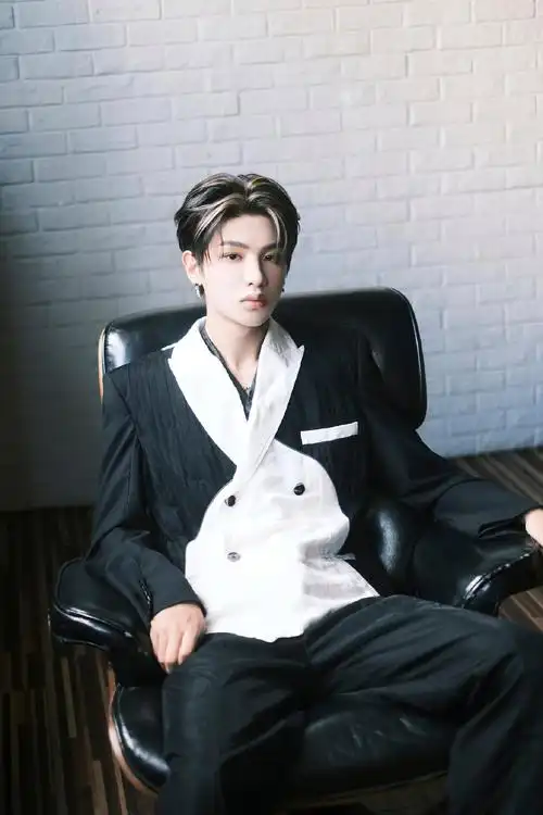 黄明昊身着经典黑白撞色西装现身潮流《z世代婚礼》现场