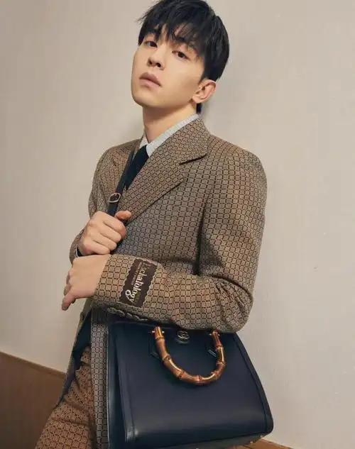 不得不说邓伦真会穿土色格纹都能驾驭了颜值高就是好