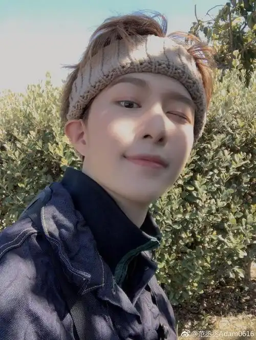 范丞丞微博晒照片,头戴棕色发带,帅气逼人