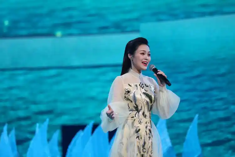 p data-id="gncq0s46kt">龚爽,1989年出生于湖北省十堰市,中国内地