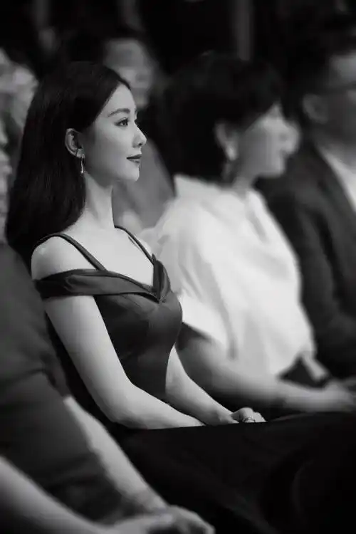 刘诗诗蓝色长裙亮相品牌活动,优雅知性魅力非凡