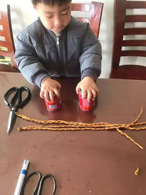 亲子制作《我爱踩高跷》