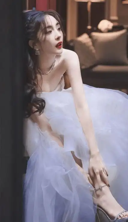 676767仙气爆棚的杨幂好看的婚纱壁纸 有些事情只有你一个人在