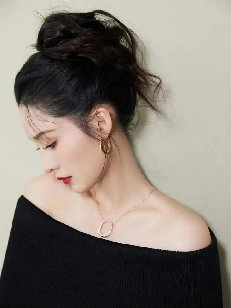 李沁一字肩黑色修身礼服写真,这s形身姿让人着迷!