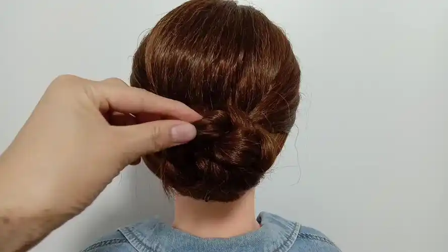 【流行发型】40-50岁年龄这样扎头发,搭配高跟鞋,气质又干练