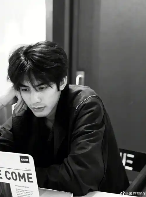 宋威龙好帅,侧脸真的好绝!#宋威龙