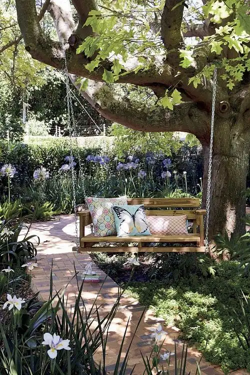 椅子由紫藤下杂草丛生的露台上的树枝手工制作而成图片素材_id:vcg211