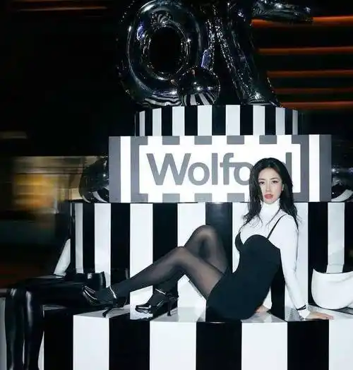 朱珠终于找到了自己的风格,穿着黑丝袜搭配吊带裙,秀出迷人的曲线!