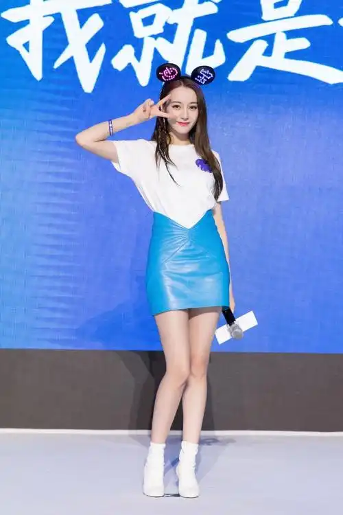 迪丽热巴小短裙清凉秀长腿 肤白貌美靓丽吸睛