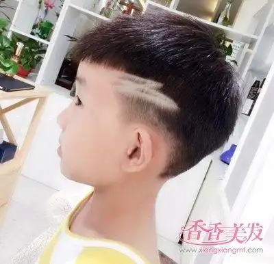 2018年流行的男生剃两边刻痕发型超级适合你家调皮