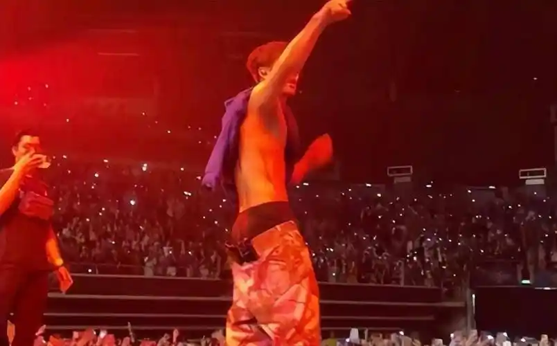 王嘉尔是中国娱乐圈的杰出代表,但内裤露出影响不太好?