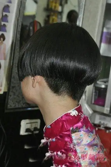 发尾是剪出了超短头发,靠上一点是做着比较整齐打造,可以看出上面头发