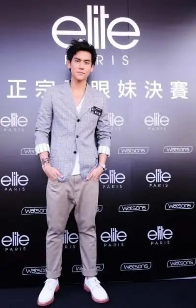 衣服颜色特别搭,两人在台上互动频繁,身高182cmd的彭于晏和穿着高跟鞋