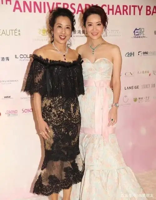 朱玲玲61岁满脸胶原蛋白,扎发搭配黑色刺绣的连衣裙,优雅又减龄