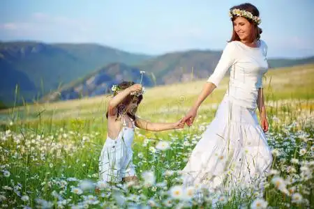 人类田园诗带着孩子的快乐母亲照片