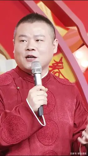 央视春晚后台宋祖儿聊天黄晓明插不上话,岳云鹏谈喜欢吃饺子原因