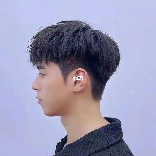 一款较短碎盖,只推荐烫过之后才好看的发型,如果不烫会翘边,摩根烫钢