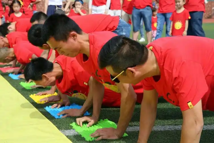 炎炎的烈日,小竹笋般的指压板也抵挡不住他们的男子气概!