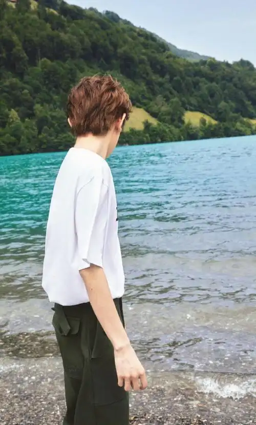 狂欢巡演##王源2024龙行绛气#    夜风吹瘦了,  少年独坐的清澈背影