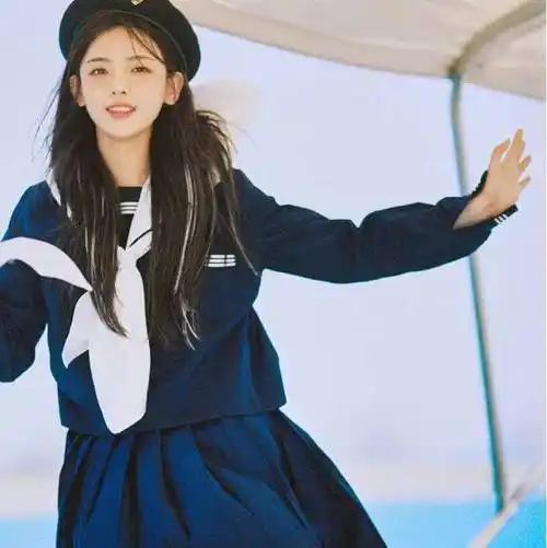 杨超越穿水手服发丝在风中飘舞,流露出傲娇的神情,超级可爱_张脸_节目