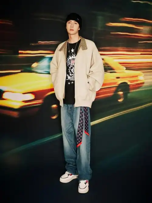 悠闲自在率性摩登,@uniq-王一博身穿米色夹克搭配休闲牛仔裤,头戴