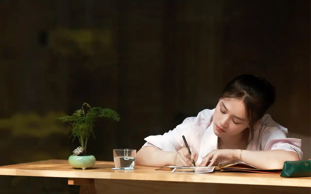 马思纯旅拍图片高清电脑桌面壁纸