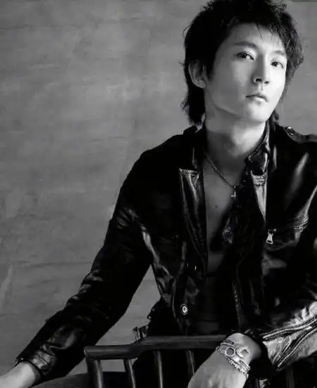 原创看了郭京飞年轻时的照片才明白他为何老自称小鲜肉可参考沈腾