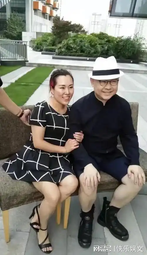 52岁刀郎定居北京生活被女粉强搂合影显亲密音乐才华得到肯定