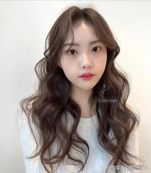 夏天适合烫的s烫发,好看减龄很百搭,也比较容易打理,这样的卷度很显发
