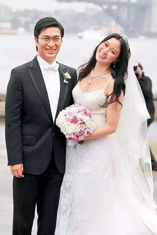 霍启山:朱玲玲第二个儿子,比哥哥帅气,39岁成澳娱董事,仍未婚