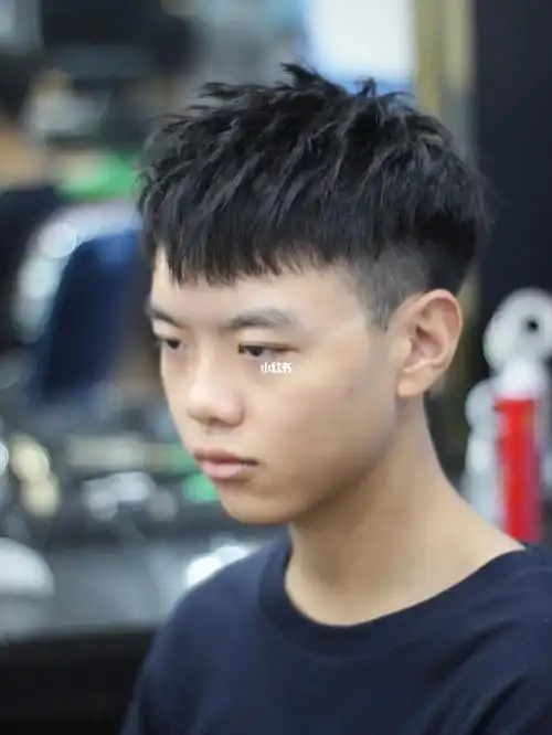 碎盖头最适合长脸和圆脸,如果是其他脸型的话也可以考虑,但是要根据