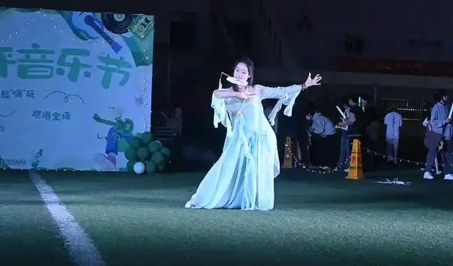 铜心筑梦炫彩青春铜陵学院举办草坪音乐节