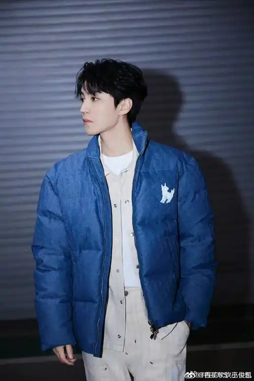 # "被风拂落的信纸,星河拾起月倒映在海里,你来时满载