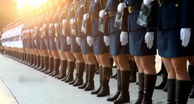 为什么阅兵典礼上女兵都会穿上丝袜长筒靴其中原因令人震惊