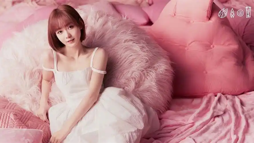 火箭少女101粉色梦幻高清桌面壁纸