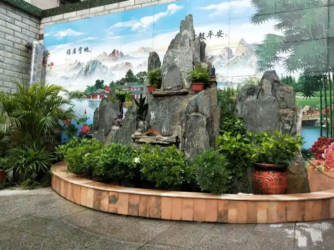 假山上郁郁葱葱