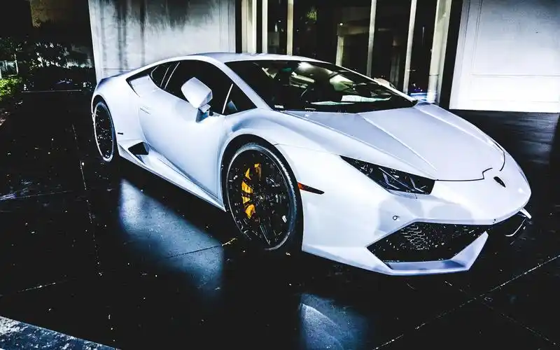 白色兰博基尼跑车 壁纸