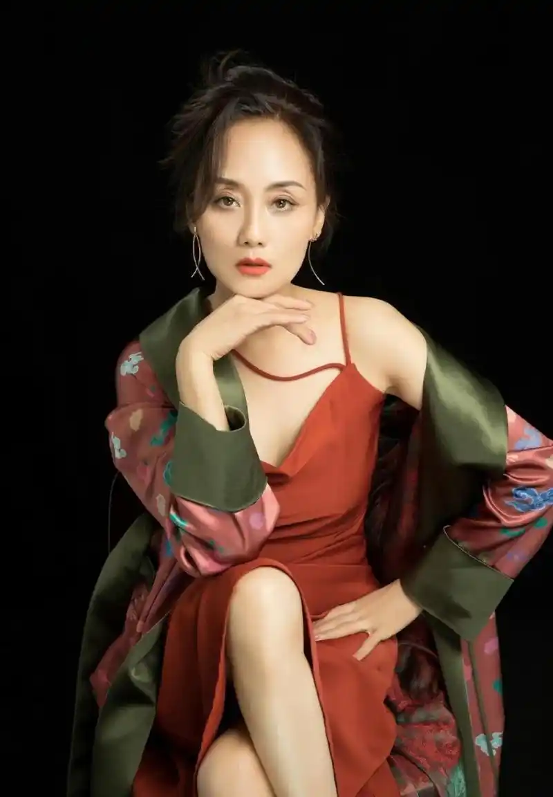 演员李颖,一个饰演阔太太专业户的演员,在生活中也是相当有品位的,她