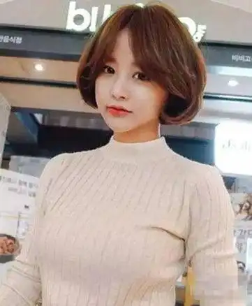 都市丽人造型,这款略短一些的女生齐肩发型,头发梳的刚刚好,能将脸型