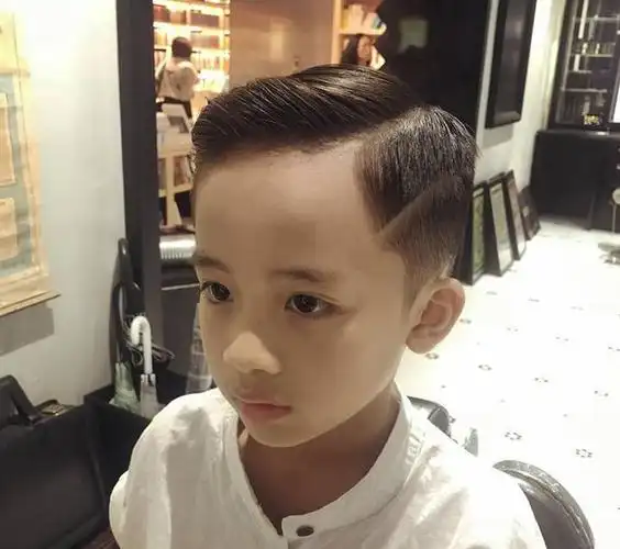 宝爸给宝宝理的发型太"成熟",年龄"见长"不少:莫非是广坤?