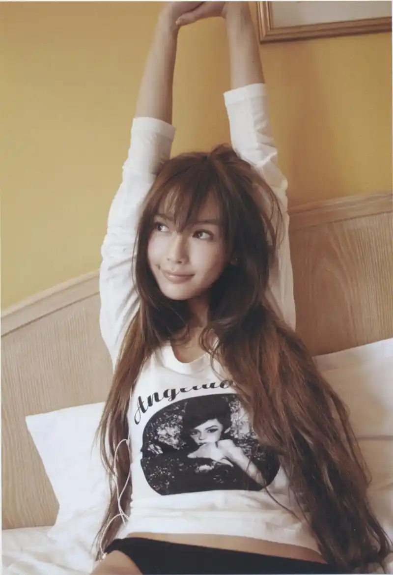 绝非偶然,不信你来看看这组angelababy出道早期在巴黎酒店的港风写真